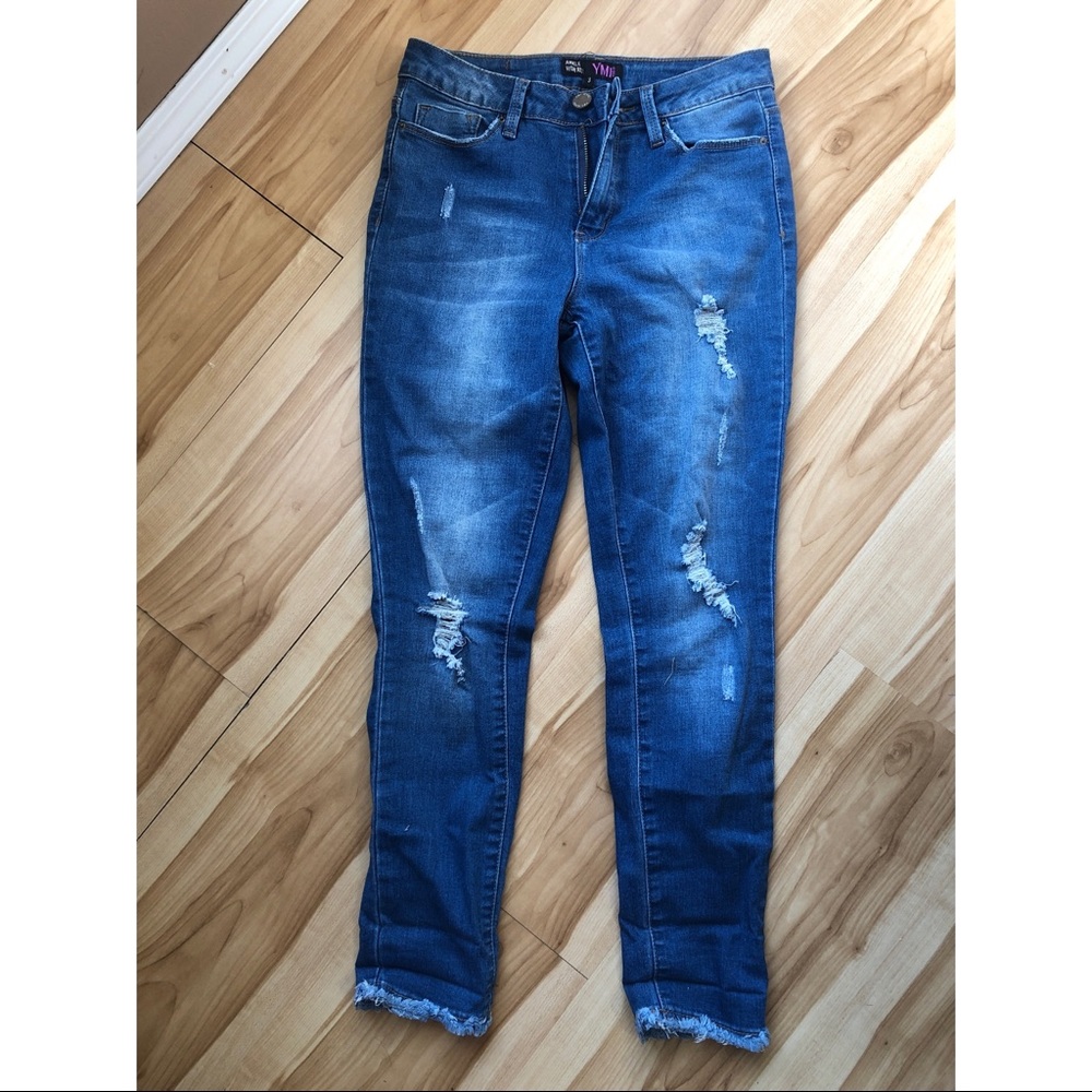 3/$30 ✨ Curvy distressed jeans